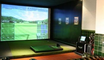 1-Hour Golf Simulator Hire for 4 People Inc. a Drink Each - Surbiton